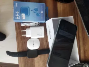 Cihaz 1 haftalıktır yanında 2 adet kulaklık 1 akıllı saat ve hızlı sarj da verilcektir